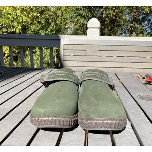 Stylish Green Slip-On Clark Suede Shoes Size 9M